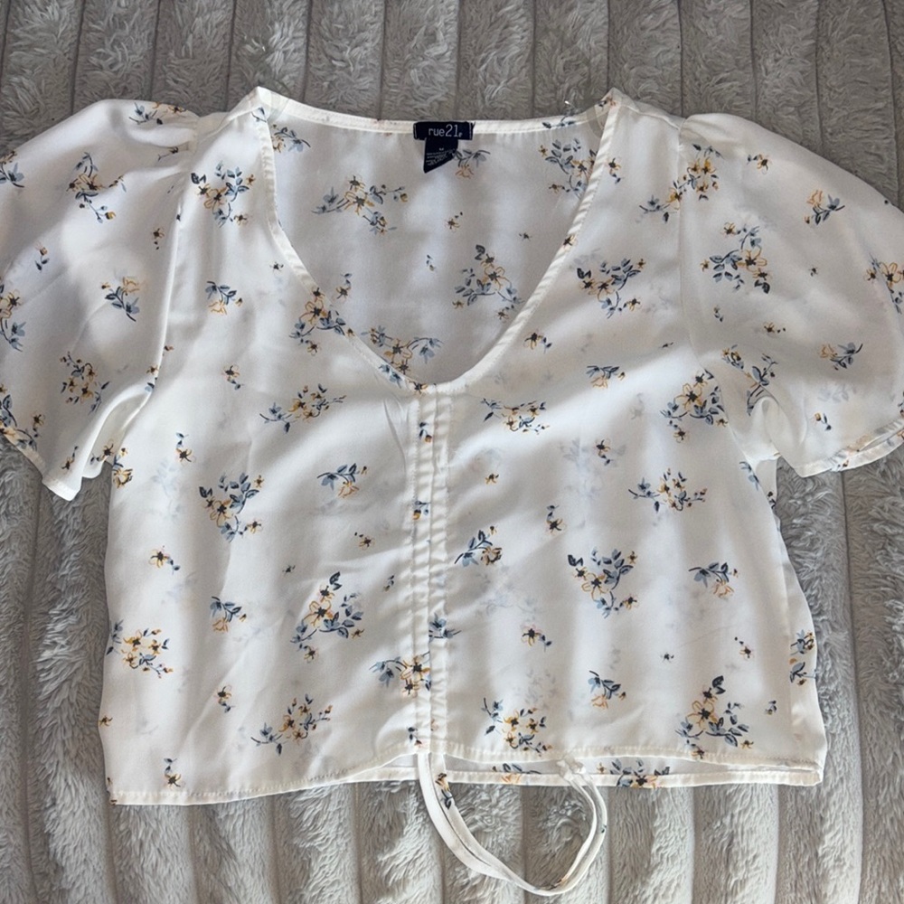 Rue21 White Floral V-Neck Pintuck Tie-Front Top